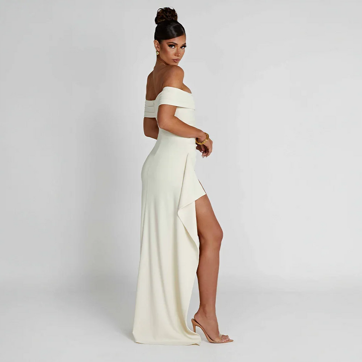 Glamorös maxiklänning för dam med off shoulder och hög slits. En tidlös elegant festklänning.