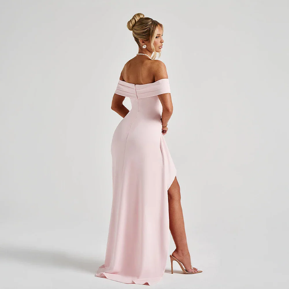 Off shoulder maxiklänning med hög slits, skräddarsydd för en elegant kvällslook. Perfekt aftonklänning.