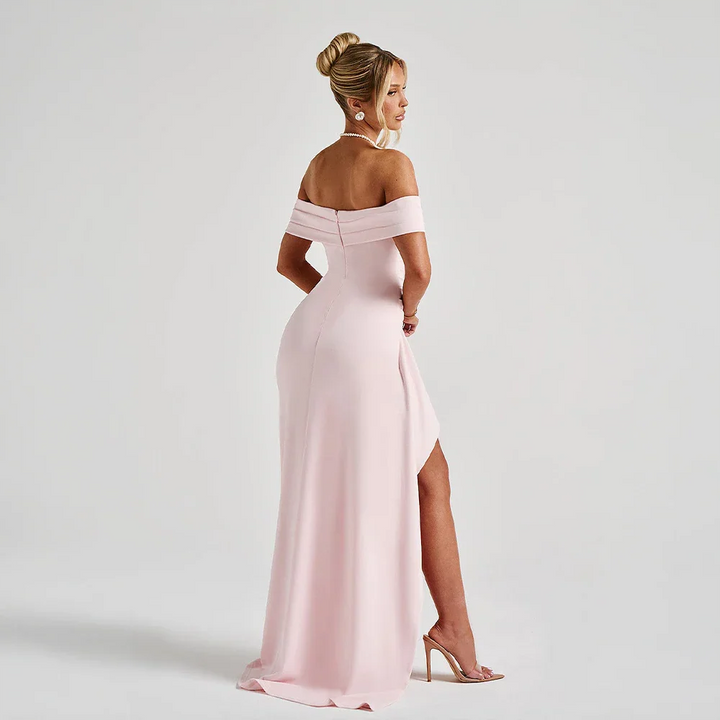 Off shoulder maxiklänning med hög slits, skräddarsydd för en elegant kvällslook. Perfekt aftonklänning.