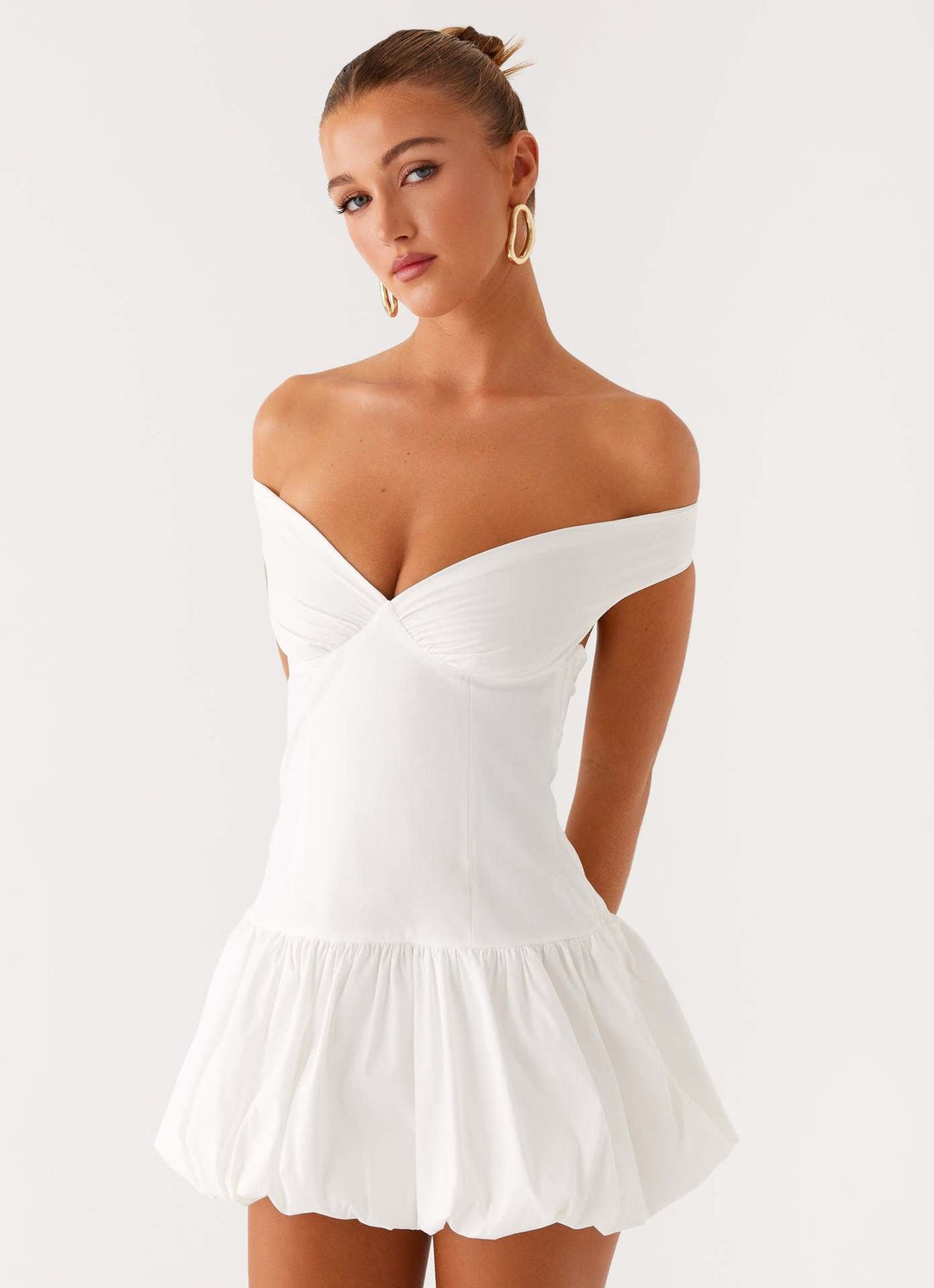 Formell festklänning för damer. Elegant aftonklänning med offshoulder-design för speciella kvällsoutfits.
