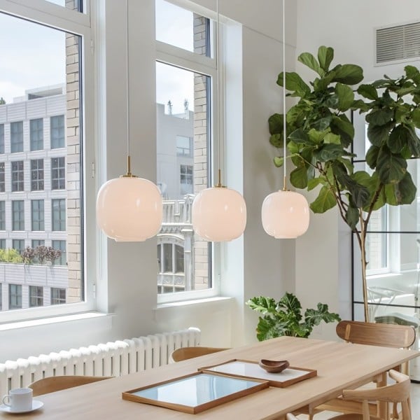 Inredningsbild med taklampa i opalglas placerad i ett modernt sovrum