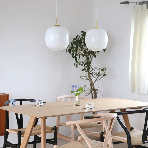 Snygg hemmadekor med en tidlös och elegant takarmatur i glas