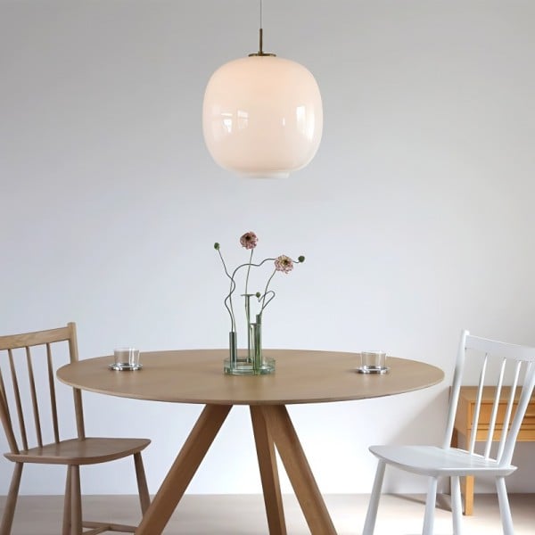 Elegant pendellampa med kupa i vitt opalglas för stilfull inredning