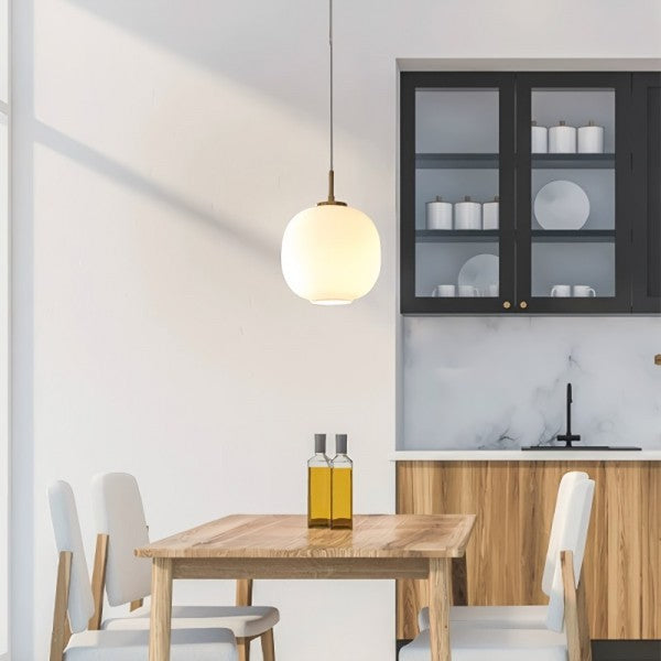 Vit opalglasarmatur som ger en varm och inbjudande atmosfär i hemmet