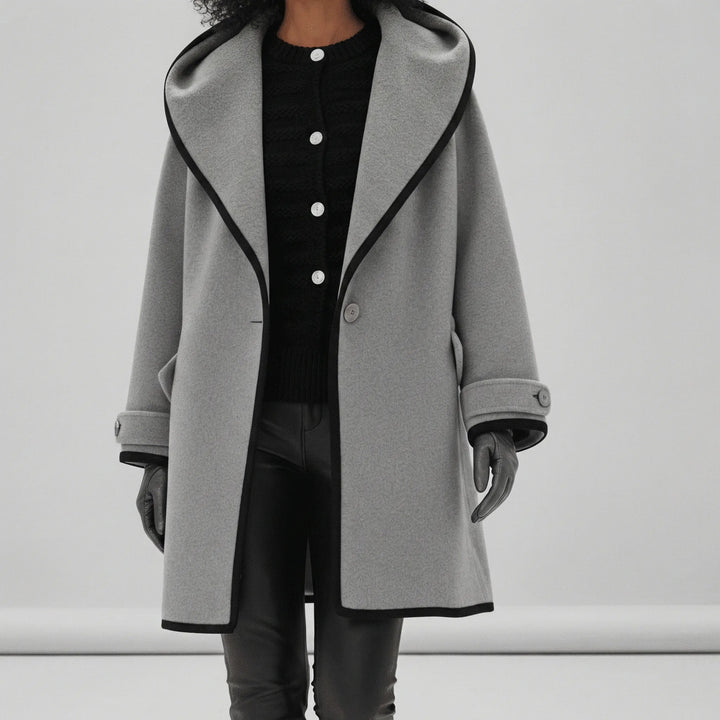 Lång, oversized damkappa "Stephanie" i grått med huv. Perfekt för avslappnad vardagsstil.
