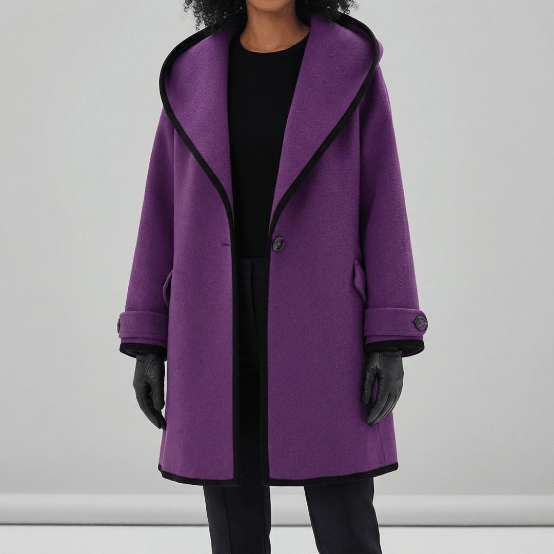 Oversized damkappa "Stephanie" i klassisk svart. Elegant ytterplagg med huv för vintermode.