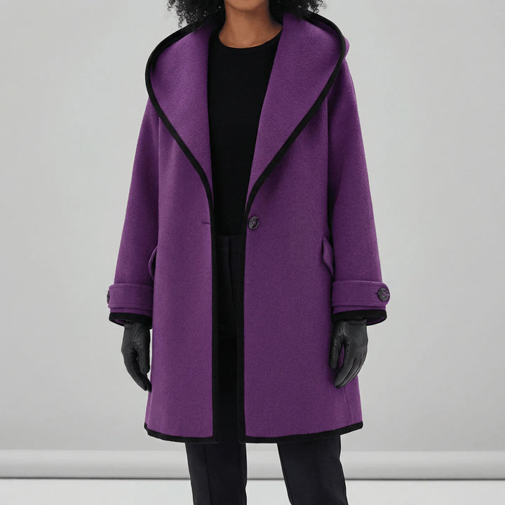 Oversized damkappa "Stephanie" i klassisk svart. Elegant ytterplagg med huv för vintermode.