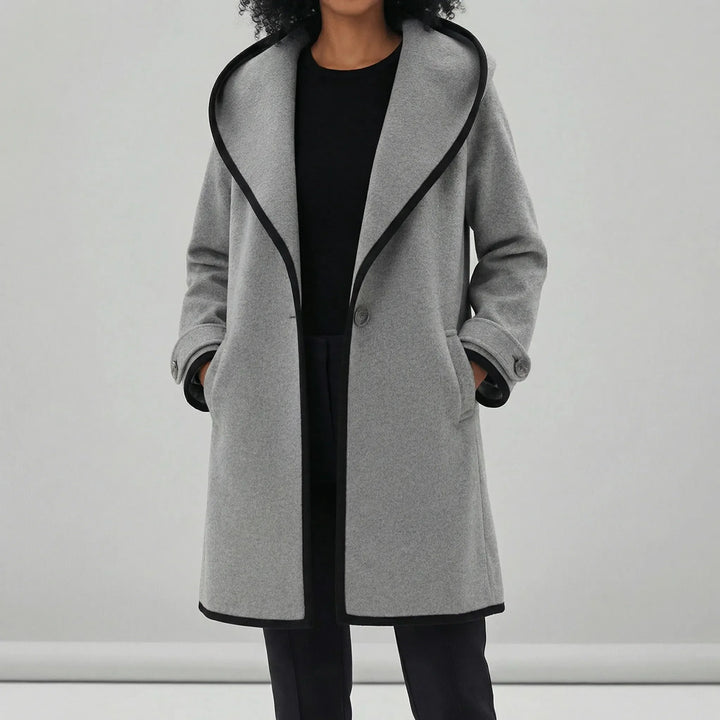 Kvinnors långa vinterkappa "Stephanie" i beige, med oversized passform och vida slag.