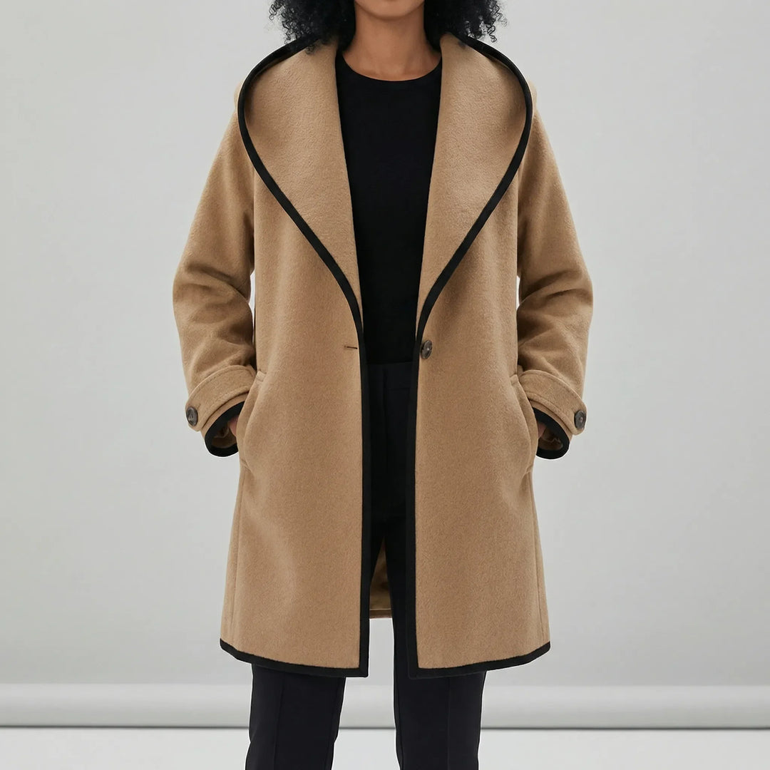 Modell bär avslappnad oversized damkappa "Stephanie" med huv. Trendigt ytterplagg för mode.