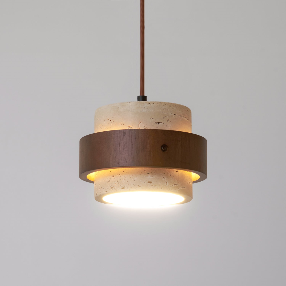 Hallbelysning: Elegant travertin taklampa med valnötsträ. Modern cylinderdesign välkomnar gäster.