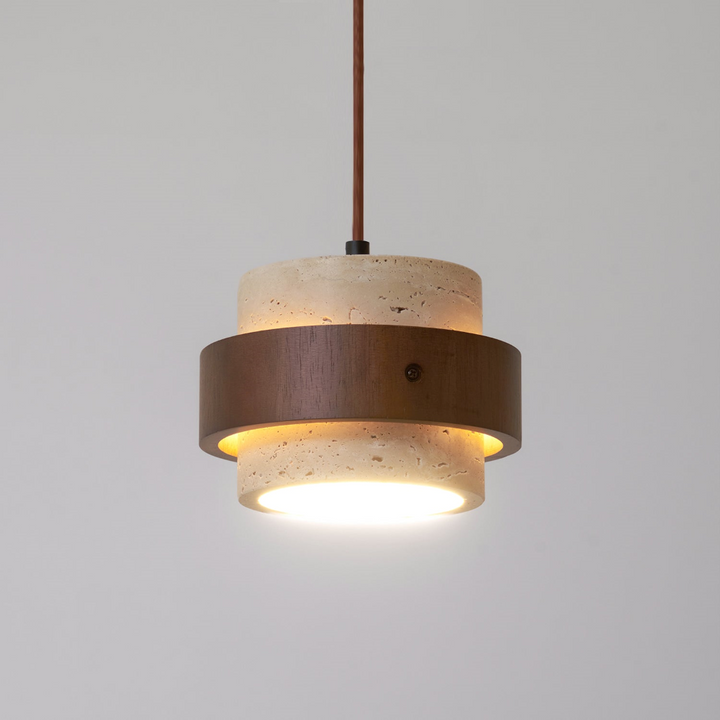 Hallbelysning: Elegant travertin taklampa med valnötsträ. Modern cylinderdesign välkomnar gäster.