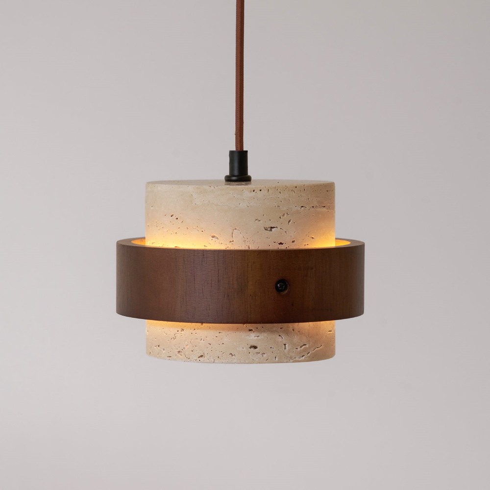 Travertin pendellampa, hängande från taket. Modern cylinderlampa med valnötsträ detaljer.