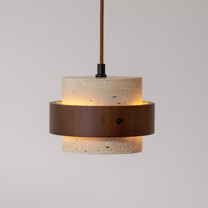 Travertin pendellampa, hängande från taket. Modern cylinderlampa med valnötsträ detaljer.