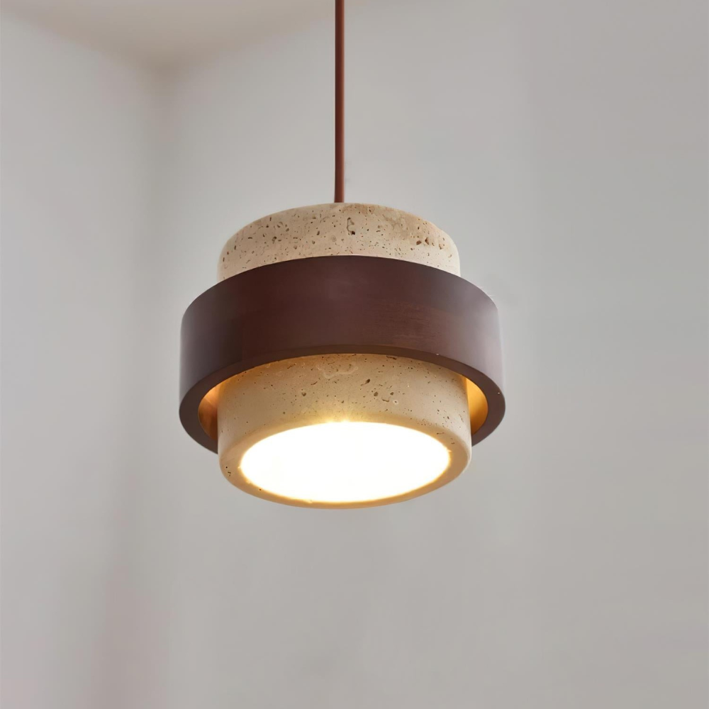 Produktbild: Travertin pendellampa med valnötsträ. Elegant cylinderdesign, vit bakgrund.
