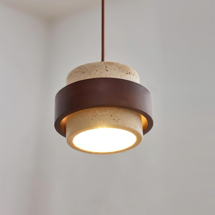 Produktbild: Travertin pendellampa med valnötsträ. Elegant cylinderdesign, vit bakgrund.