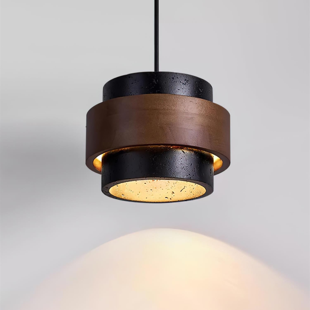 Travertin pendellampa, ljus sten & mörkt valnötsträ. Modern cylinderdesign för kontrastrik inredning.