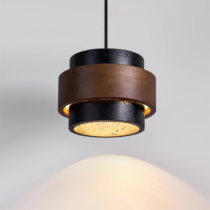 Travertin pendellampa, ljus sten & mörkt valnötsträ. Modern cylinderdesign för kontrastrik inredning.