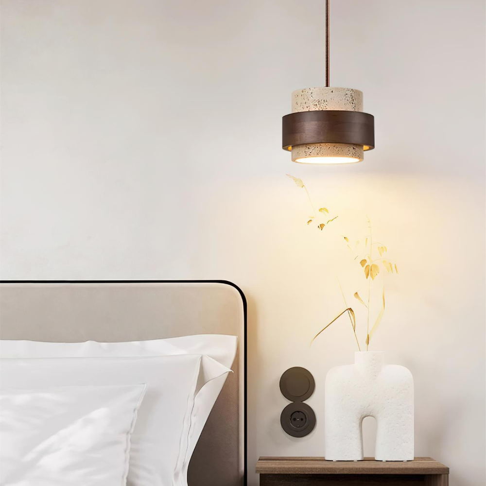 Stilren hänglampa i naturlig travertin & valnötsträ. Modern design ger mjuk belysning.