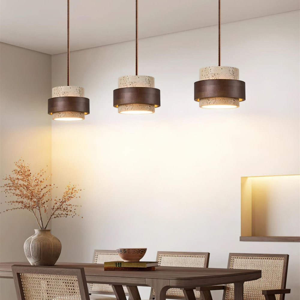 Elegant travertin taklampa i köket. Modern hänglampa över köksö med valnötsträ accent.