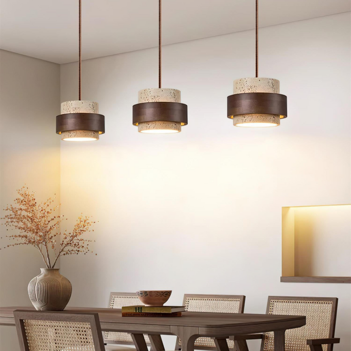 Elegant travertin taklampa i köket. Modern hänglampa över köksö med valnötsträ accent.
