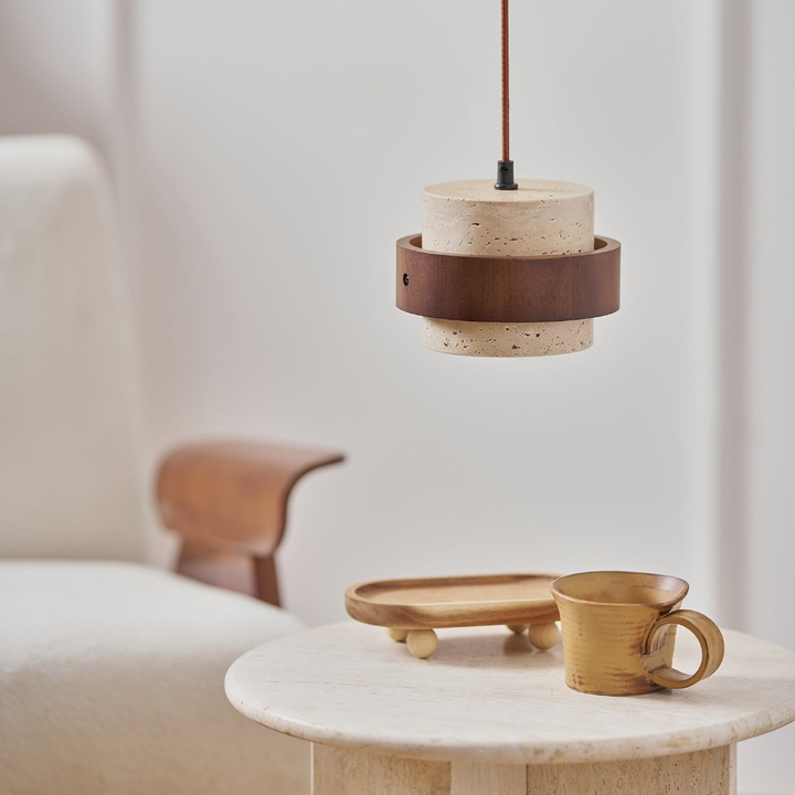 Naturlig travertin pendellampa med valnötsträ. Hänglampa med modern, minimalistisk design.