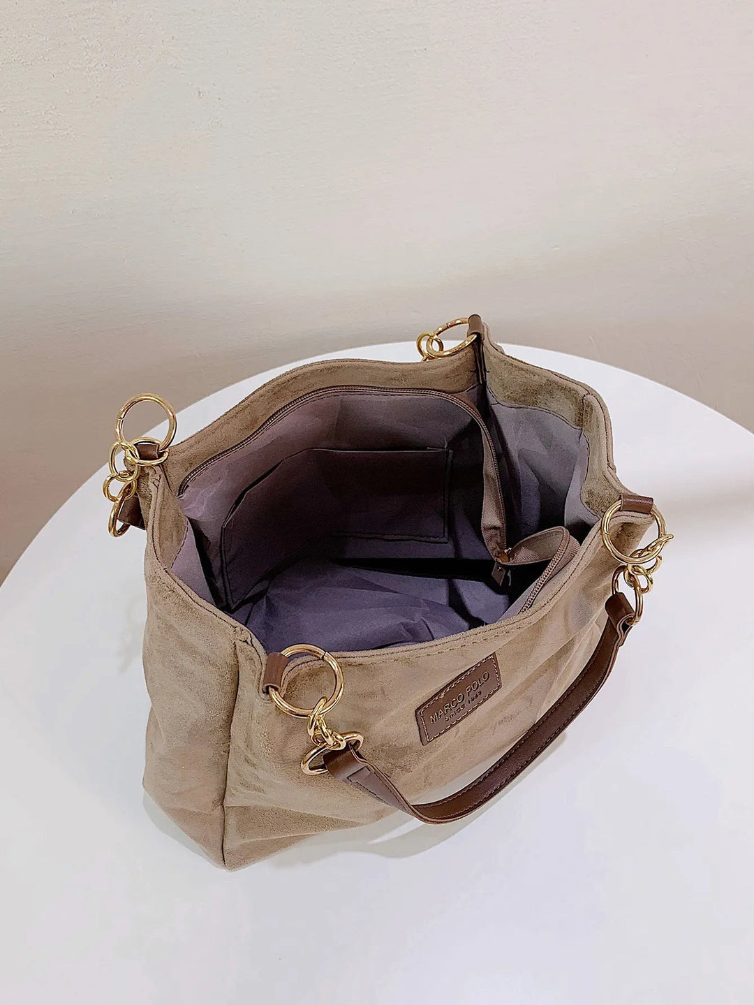 Modeinriktad rymlig toteväska för kvinnor, stilren damväska, en elegant accessoar perfekt för alla tillfällen.