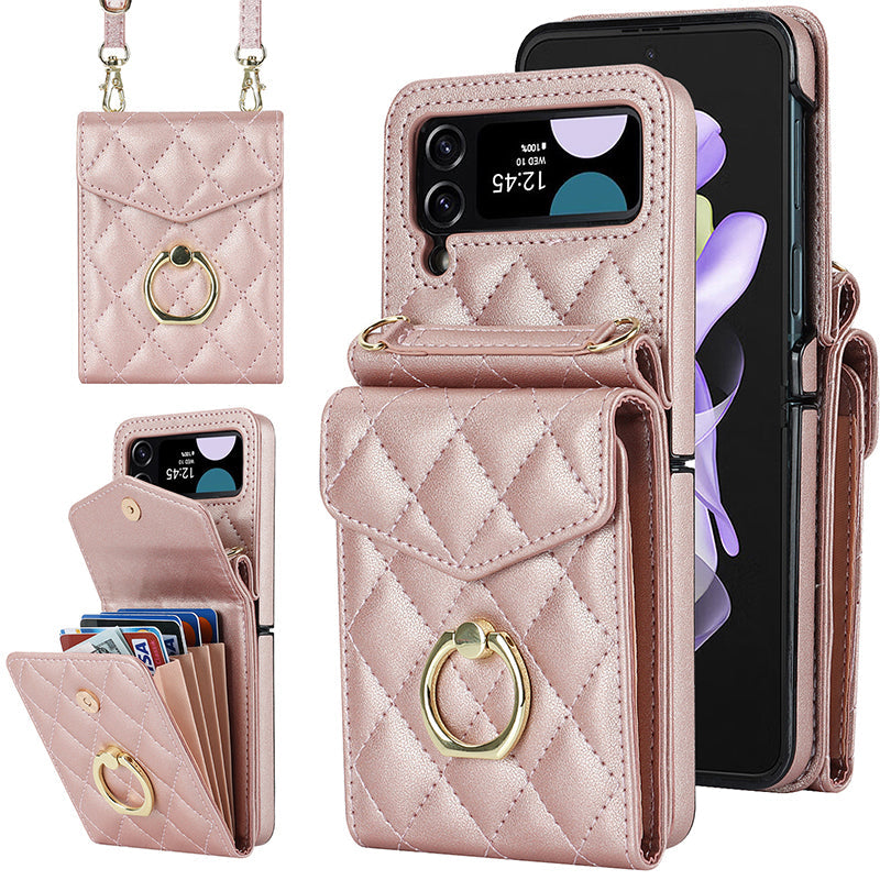 "Elegant plånboksfodral för Samsung Galaxy Z Flip i präglat läder, visar kortplatser och skyddande design."