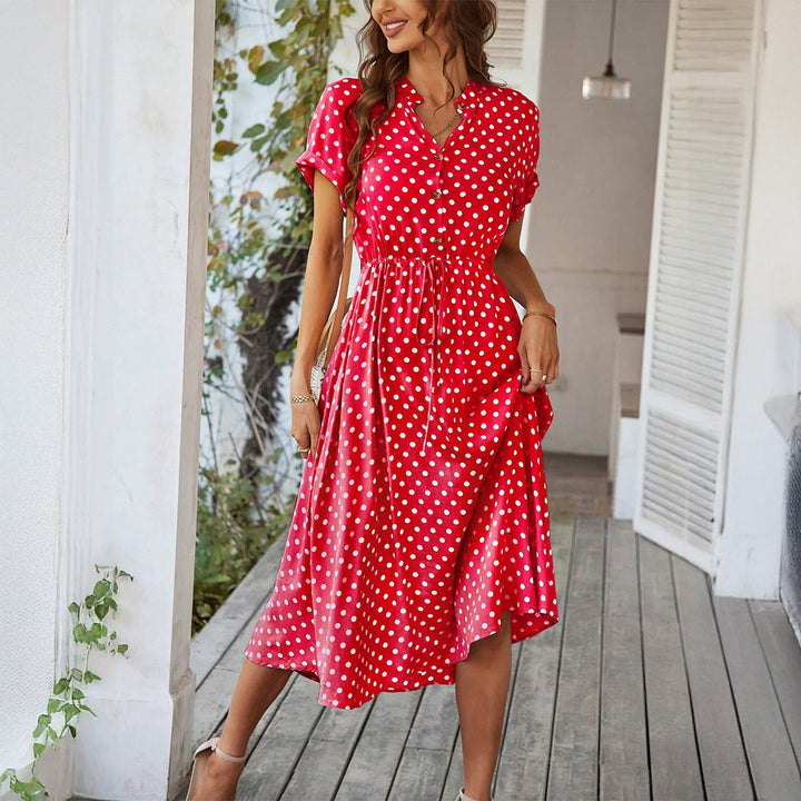 Vardaglig damklänning: prickig midiklänning med bälte, skjortstil, för en chic sommarlook.