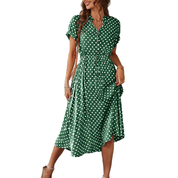 Modern skjortklänning för damer, prickig med klassisk krage, elegant midi-längd.