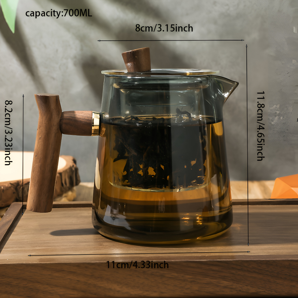 Modern elegant rökgrå tekanna med integrerad tesil för bekväm tebryggning. Transparent design för köket.