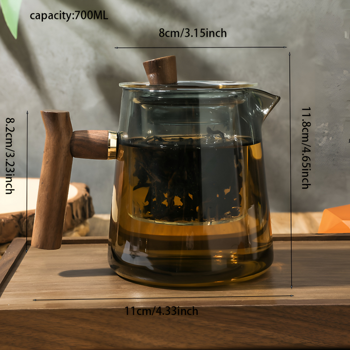 Modern elegant rökgrå tekanna med integrerad tesil för bekväm tebryggning. Transparent design för köket.