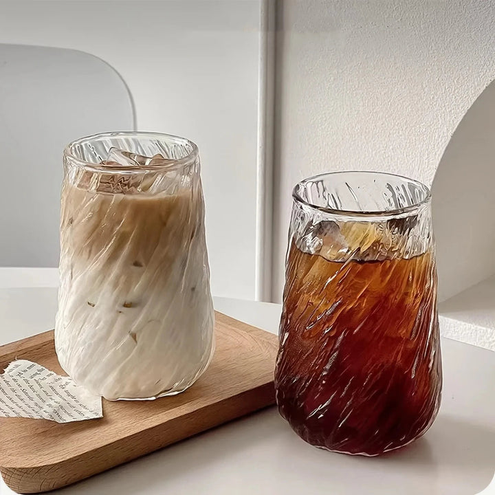 Elegant randig glasmugg, 400 ml, perfekt för kaffe eller te. Tidlös design för kök & servering.