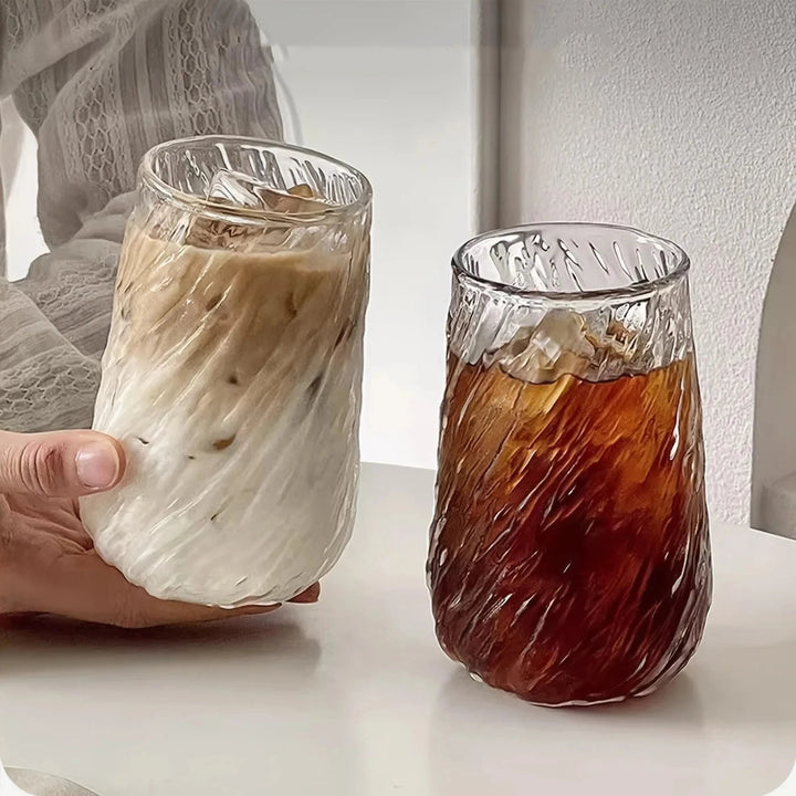 Stilren 400 ml glasmugg med randig design. Idealisk som kaffekopp eller temugg för fika & servering.