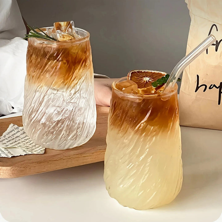 Modern randig glasmugg, 400 ml. Ett elegant dryckesglas som passar till all köksutrustning.