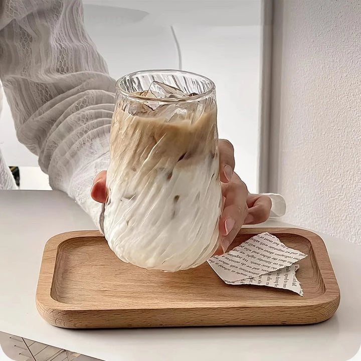 Duka med elegant randig glasmugg, 400 ml. Perfekt dryckesglas för kaffe, te & fika stunder.