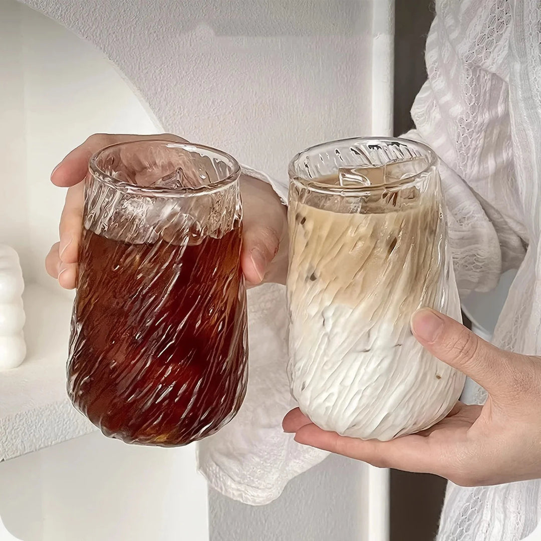 Klar glasmugg, 400 ml, med elegant randig design. Mångsidig kaffekopp/temugg för ditt hem.