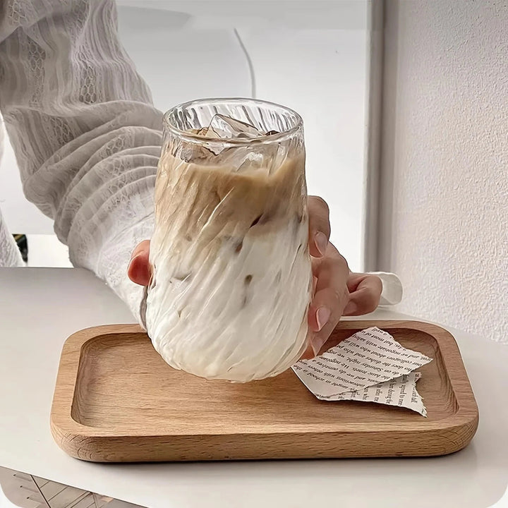 Randig glasmugg 400 ml. Ett elegant dryckesglas och kaffekopp, perfekt för servering & köksutrustning.