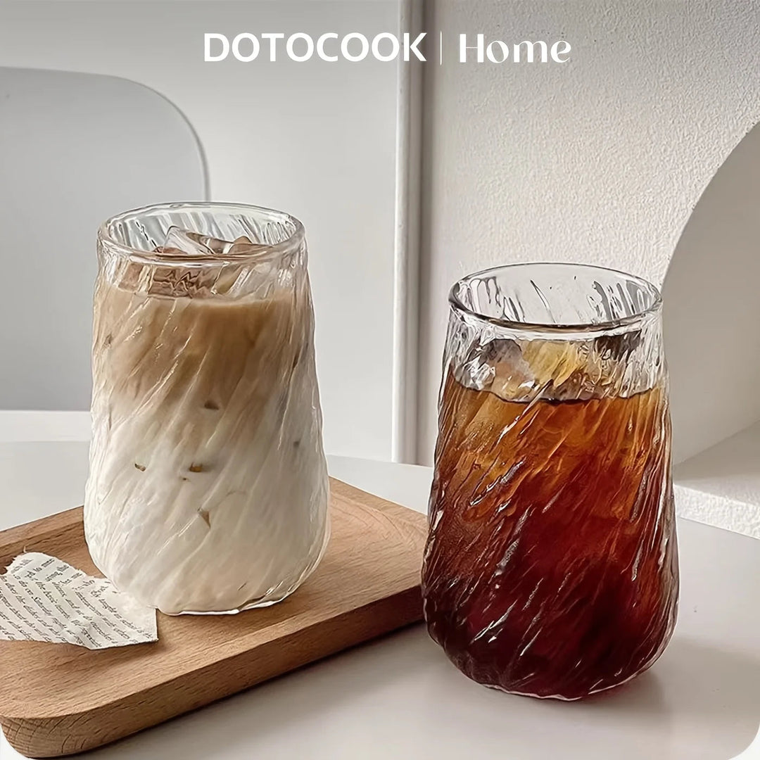 Transparent glasmugg 400 ml med stilren randig design. Utmärkt för både kaffe och te.
