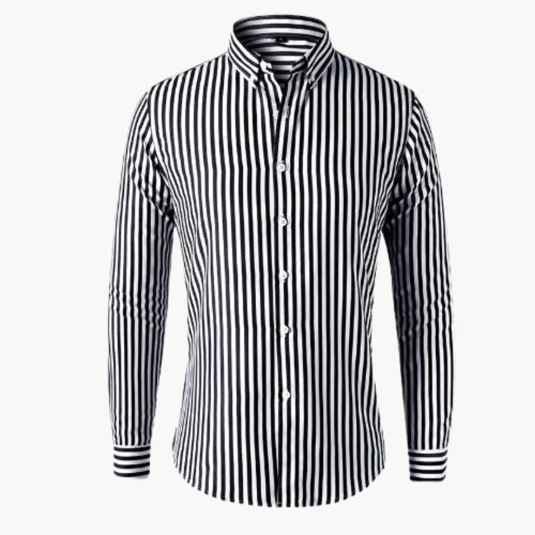 Närbild av stilren randig herrskjorta i bomull, med button-down krage. Långärmad design för formella tillfällen.