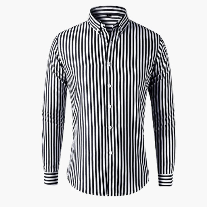 Närbild av stilren randig herrskjorta i bomull, med button-down krage. Långärmad design för formella tillfällen.
