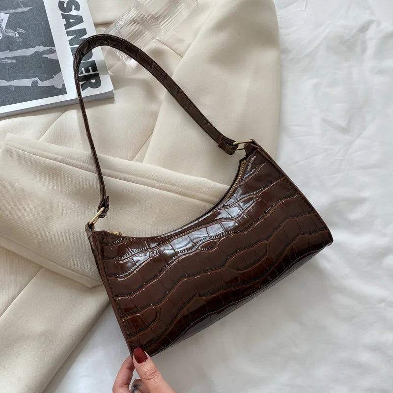 Mångsidig elegant retro damväska, axel- och crossbodymodell med kedja.