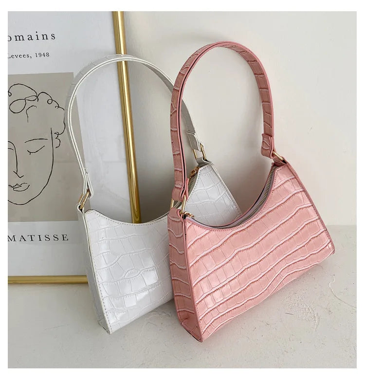 Grön elegant damväska med kedjedetalj, mångsidig som crossbody eller axelväska.