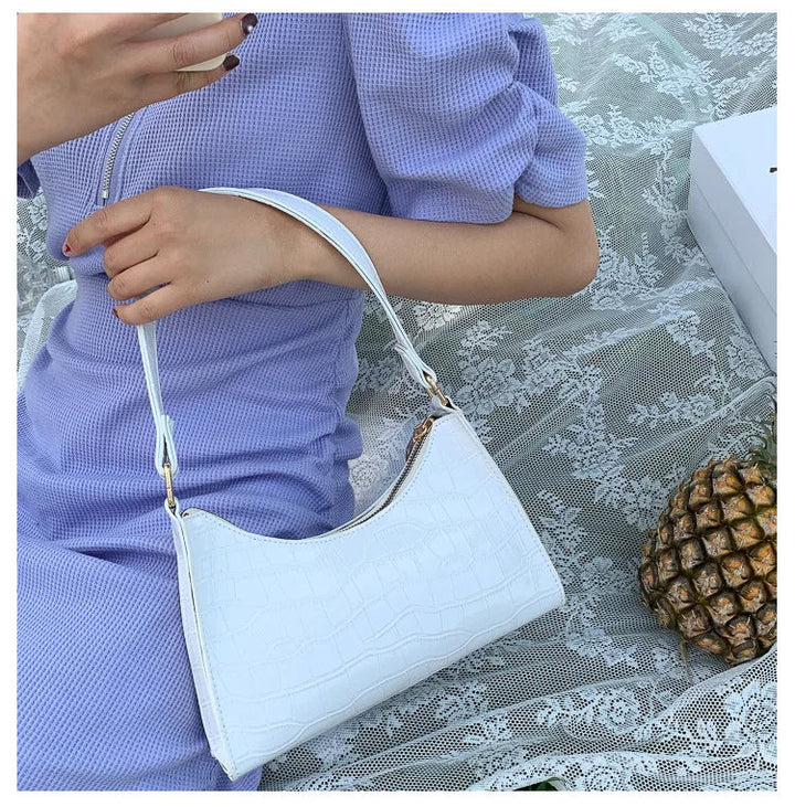Praktisk retro damhandväska med guldkedja, perfekt som axel- eller crossbodyväska.