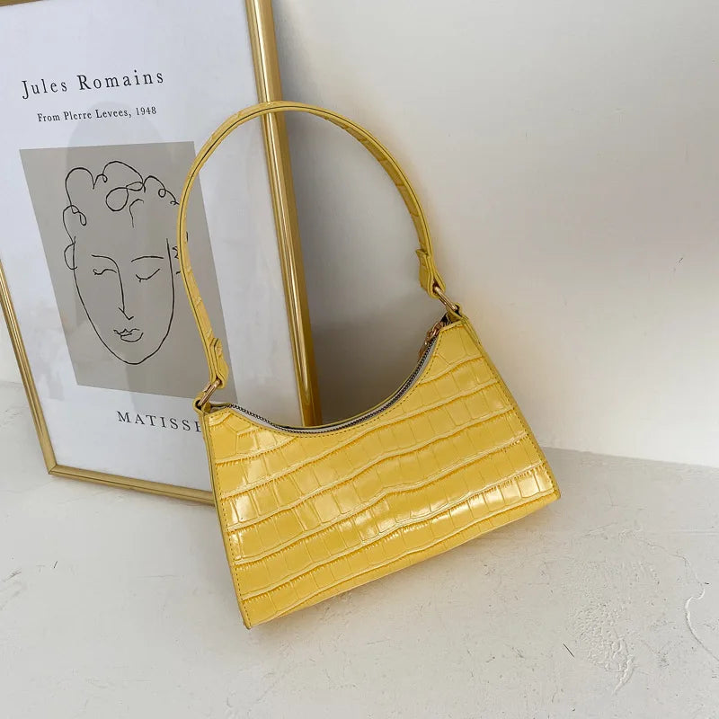 Beige elegant crossbodyväska, tidlös retrodesign med kedjedetaljer.