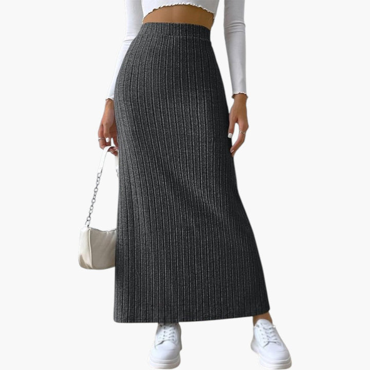 Elegant ribbad maxikjol för kvinnor med sidoslits, perfekt för mode och komfort.