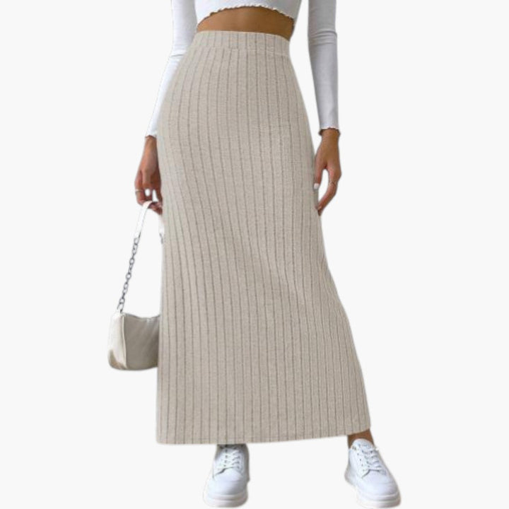 Kvinnlig ribbad maxikjol med sidoslits i elegant design, perfekt för både vardag och fest.