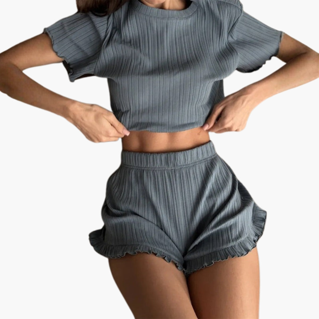 Elegant ribbad topp & shorts-set för dam. Perfekt sommarstil för fritid och strand. Bekväma damkläder.
