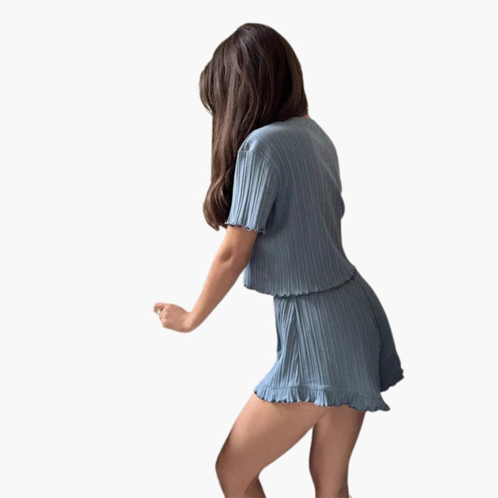 Trendigt tvådelat damset: ribbad topp och matchande shorts. Idealisk för en bekväm sommarstil.