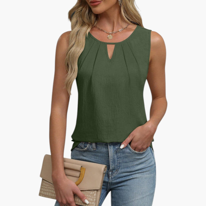 Damtopp för sommar: Bekväm ärmlös design med elegant nyckelhål och trendig veckad front.