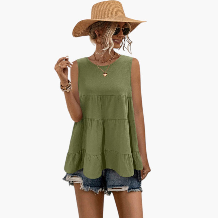 Modern ärmlös volangtopp med rund hals och unik lagerdesign. Perfekt elegant damtunika för sommar.